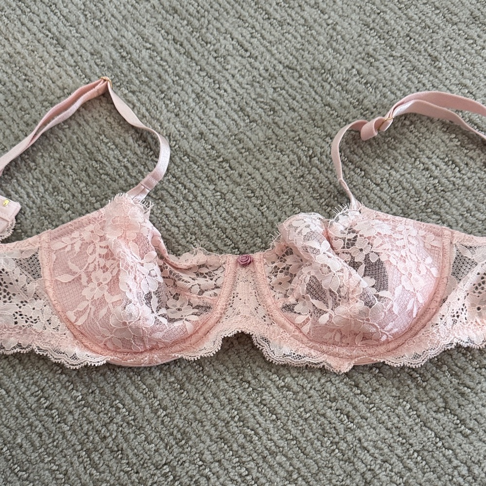 VS Lace Underwire Bra in Pink